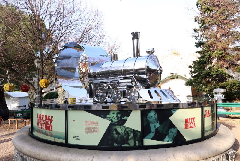 Šibenik: Adventura, spomenik Mate Relju 'Vlak u snijegu'