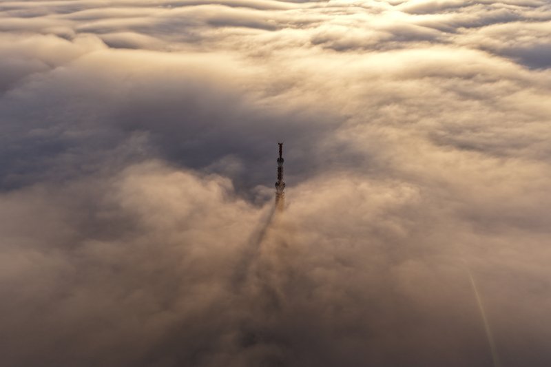 Pogled iz zraka na izlazak sunca iznad Sarajeva koje je u potpunosti prekriveno maglom i smogom