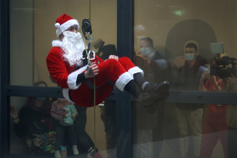 Kostimirani vatrogasci spuštali se niz zidove bolnice u Rijeci gdje su darivali djecu