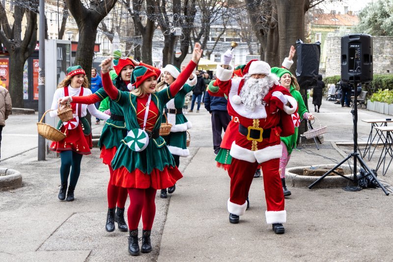 Božićno veselje u Puli: Djed mraz s vilenjacima dijelio poklone mališanima