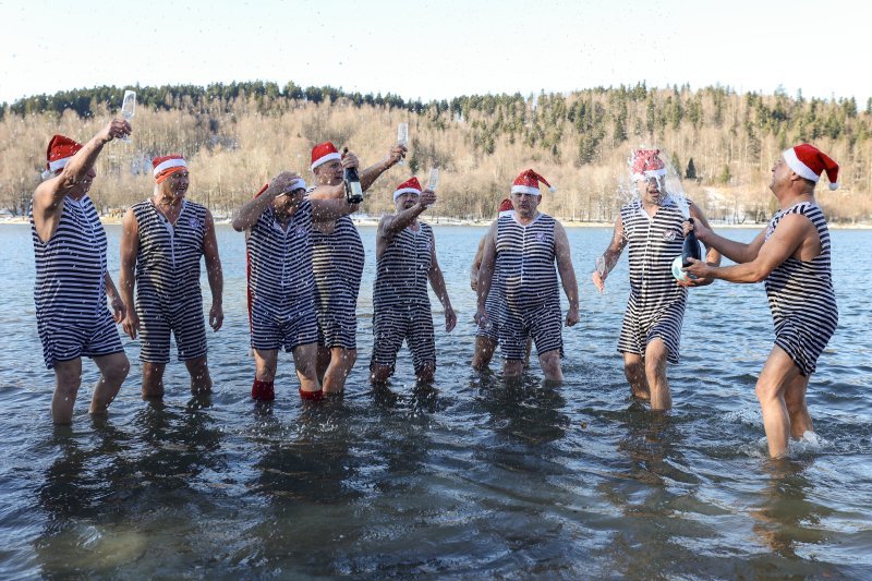 Opatijski Kukali sudjelovali su na dnevnom dočeku Nove godine u Fužinama zaronom u jezero Bajer