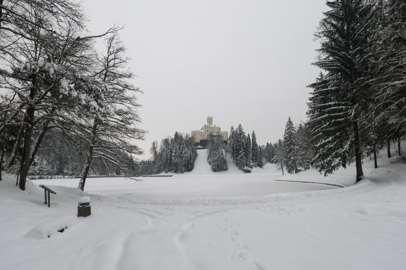 Dvorac Trakošćan i njegovo jezero pod snijegom