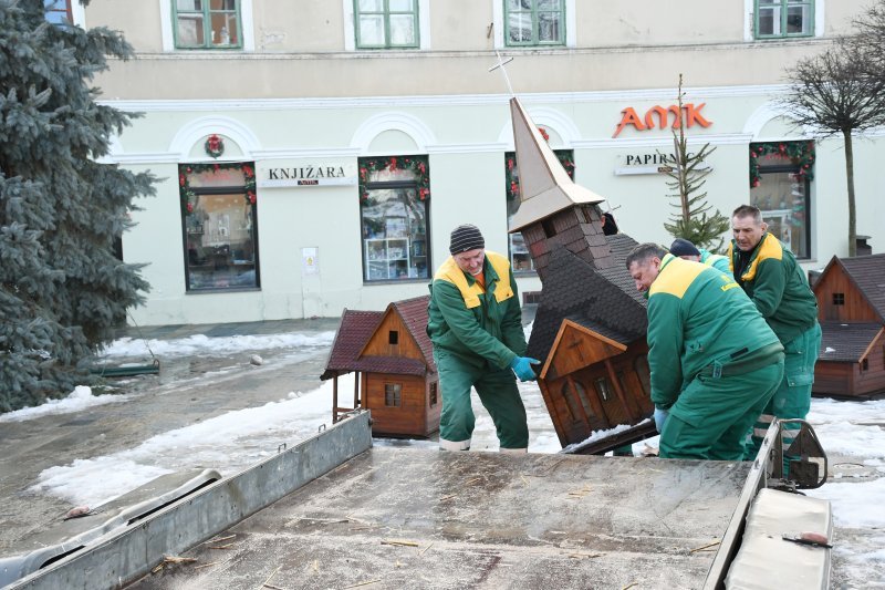 Radnici u Sisku uklanjaju božićne ukrase