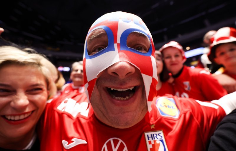 Zanimljiva hrvačka maska jednog navijača na jučerašnjoj utakmici Hrvatske i Švedske