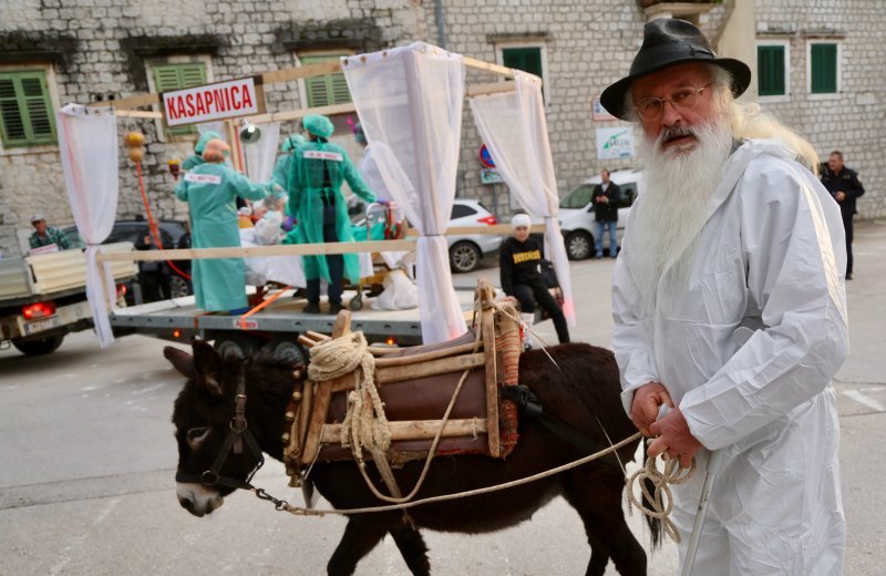 Održan Kambelovski krnjeval i zapaljen krnje 'Yugo'