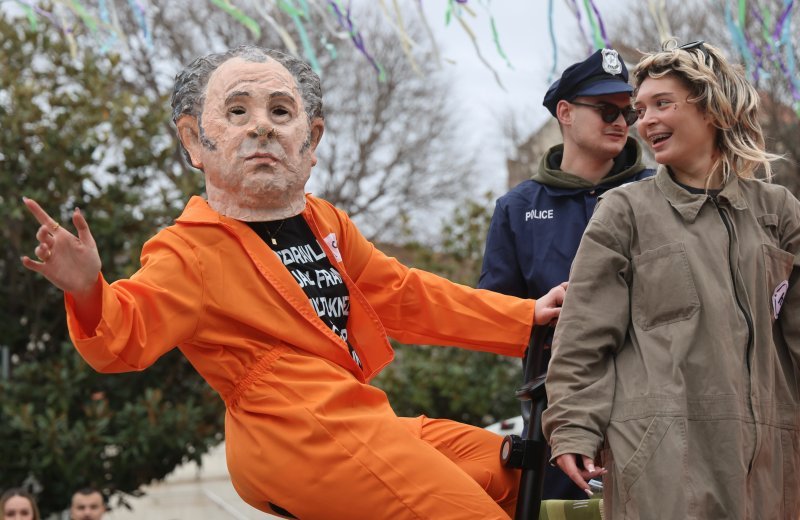 Održan Kambelovski krnjeval i zapaljen krnje 'Yugo'