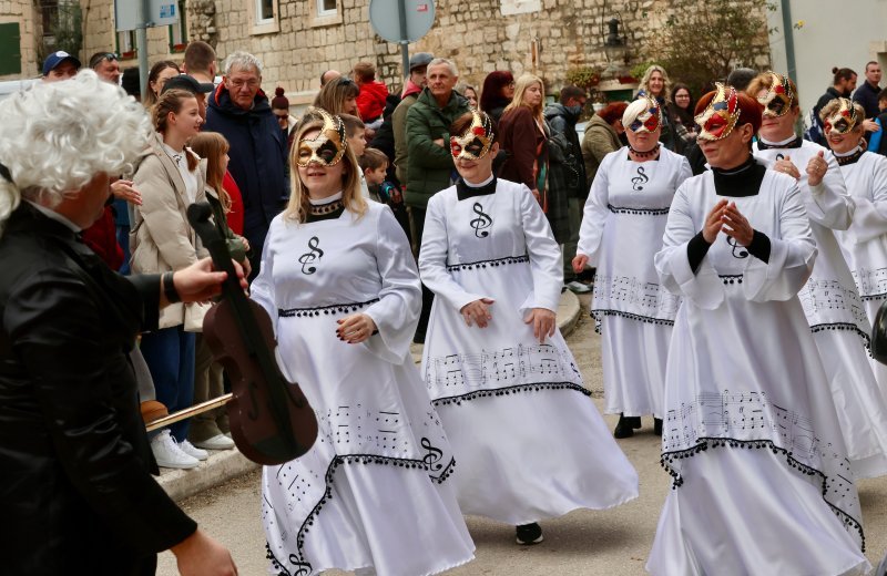 Održan Kambelovski krnjeval i zapaljen krnje 'Yugo'