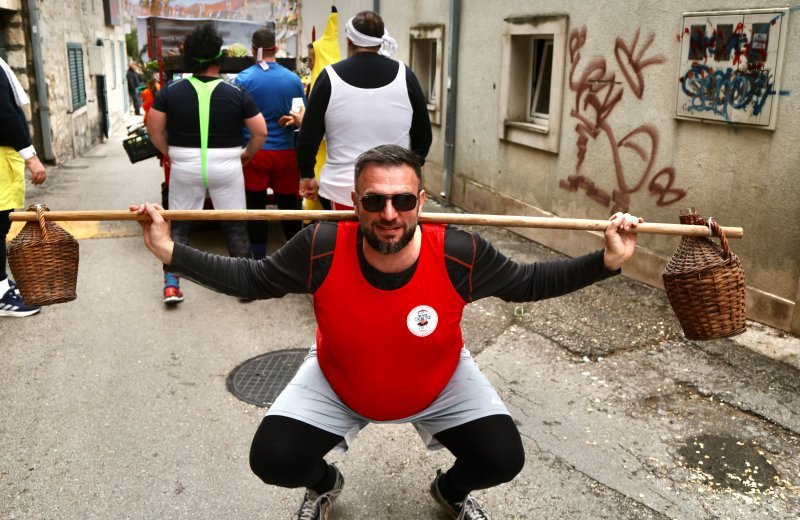 Održan Kambelovski krnjeval i zapaljen krnje 'Yugo'