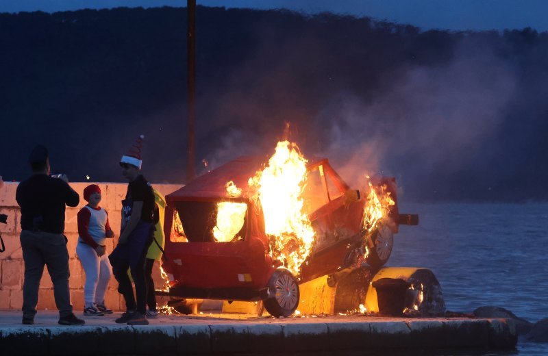 Održan Kambelovski krnjeval i zapaljen krnje 'Yugo'
