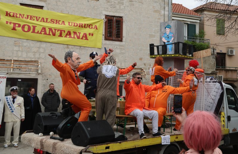 Održan Kambelovski krnjeval i zapaljen krnje 'Yugo'