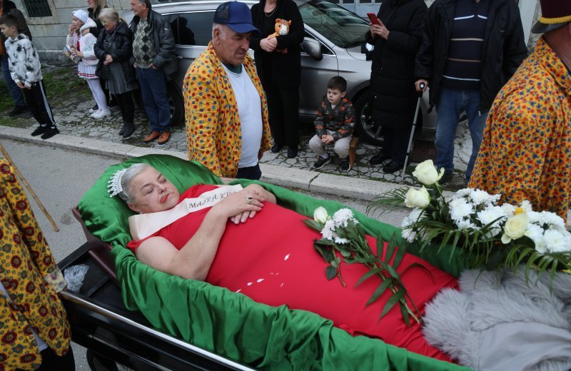 Održan Kambelovski krnjeval i zapaljen krnje 'Yugo'