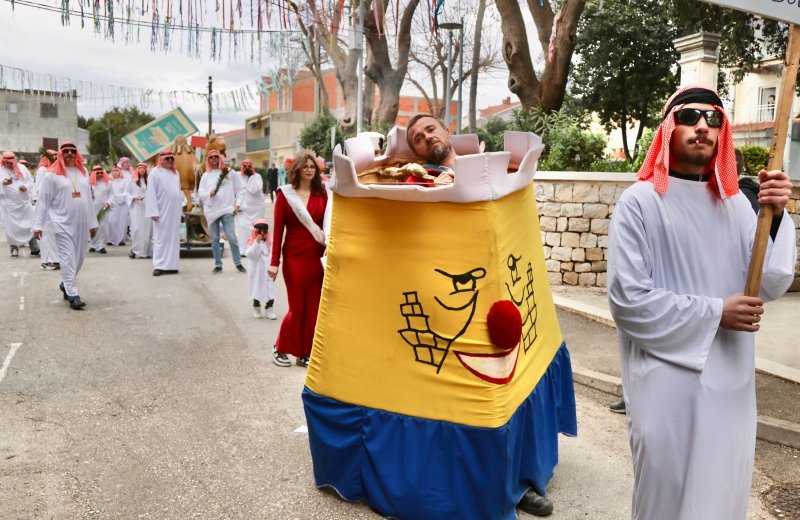 Održan Kambelovski krnjeval i zapaljen krnje 'Yugo'