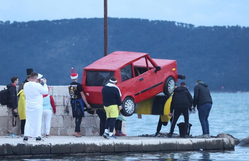 Održan Kambelovski krnjeval i zapaljen krnje 'Yugo'