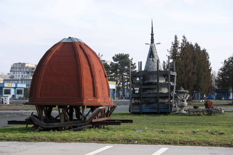 Park skulptura sa zagrebačkih fasada oštećenih u potresu na zagrebačkom velesajmu
