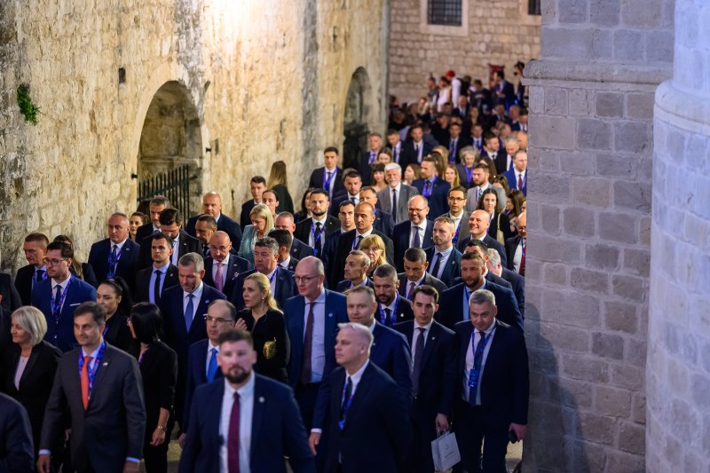 Uzvanici samita 'Inicijativa triju mora' prošetali Stradunom