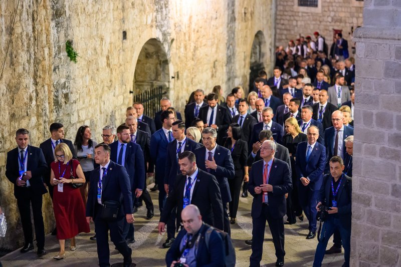 Uzvanici samita 'Inicijativa triju mora' prošetali Stradunom