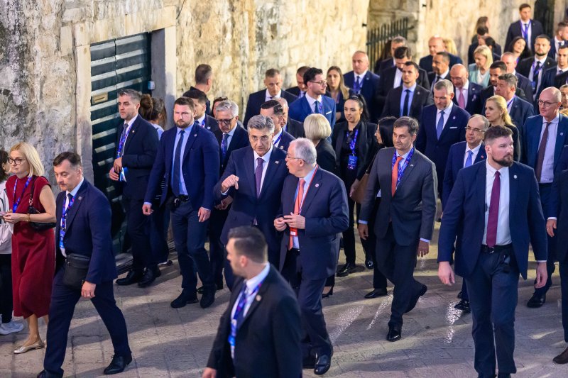 Uzvanici samita 'Inicijativa triju mora' prošetali Stradunom