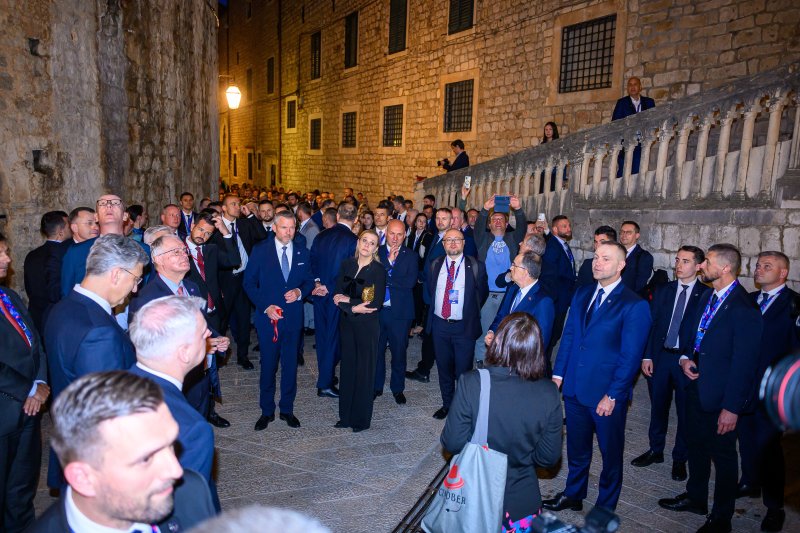 Uzvanici samita 'Inicijativa triju mora' prošetali Stradunom