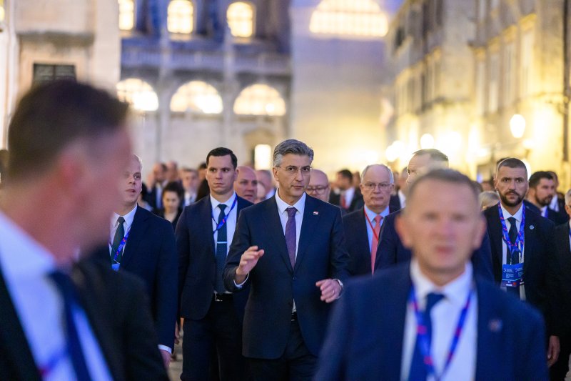 Uzvanici samita 'Inicijativa triju mora' prošetali Stradunom