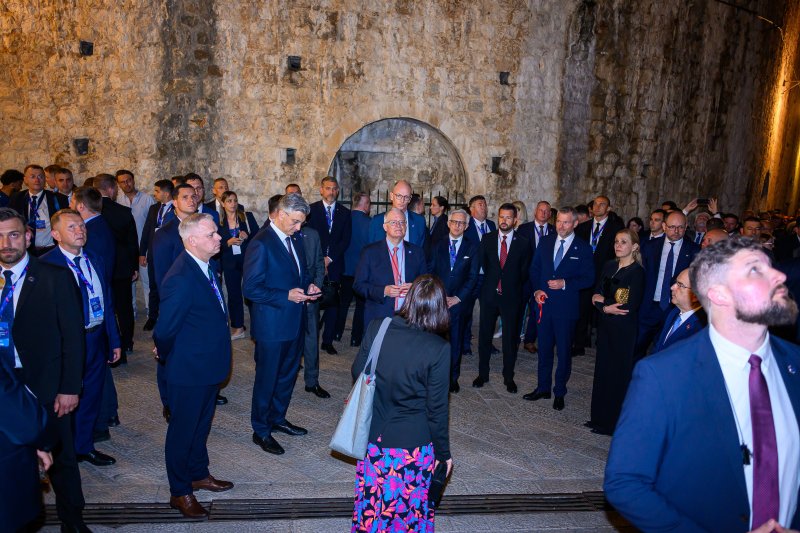 Uzvanici samita 'Inicijativa triju mora' prošetali Stradunom