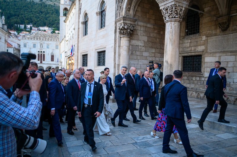 Uzvanici samita 'Inicijativa triju mora' prošetali Stradunom