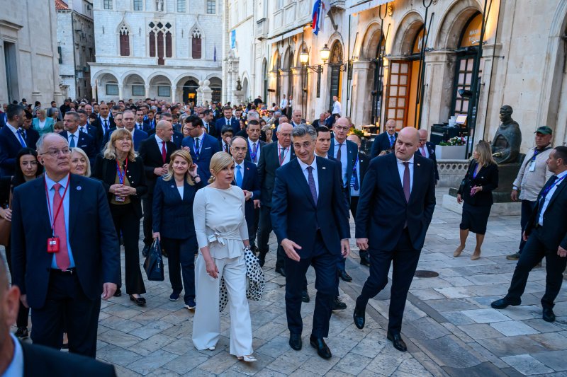 Uzvanici samita 'Inicijativa triju mora' prošetali Stradunom