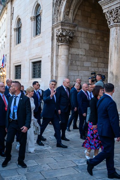 Uzvanici samita 'Inicijativa triju mora' prošetali Stradunom