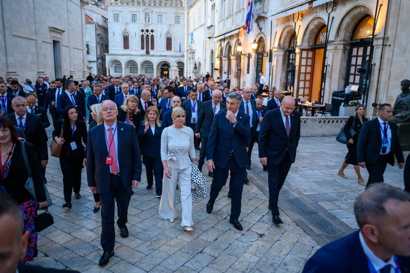 Uzvanici samita 'Inicijativa triju mora' prošetali Stradunom