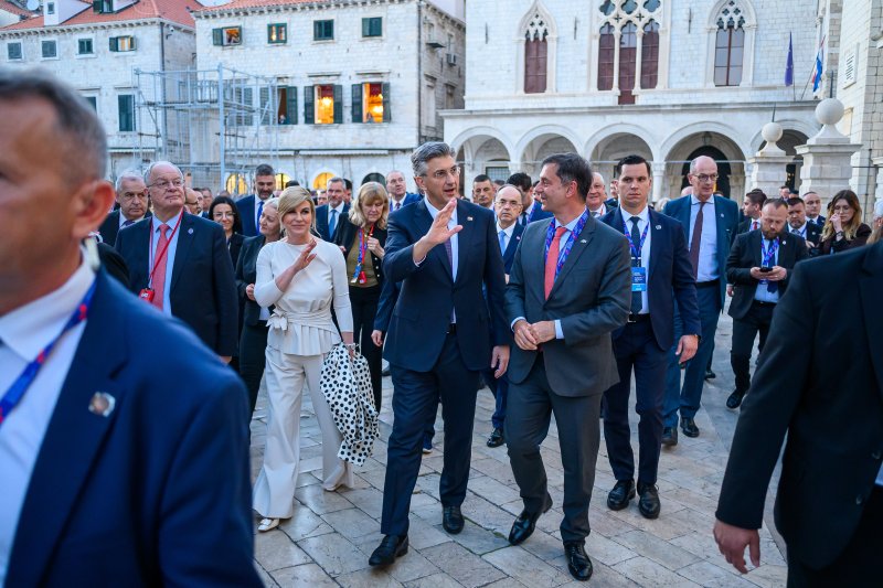 Uzvanici samita 'Inicijativa triju mora' prošetali Stradunom