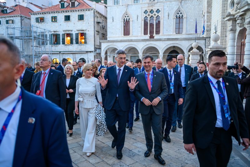 Uzvanici samita 'Inicijativa triju mora' prošetali Stradunom