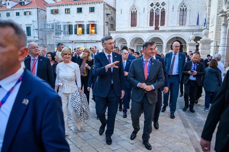 Uzvanici samita 'Inicijativa triju mora' prošetali Stradunom