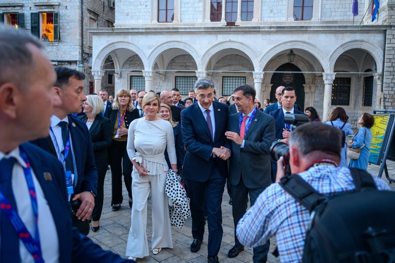 Uzvanici samita 'Inicijativa triju mora' prošetali Stradunom