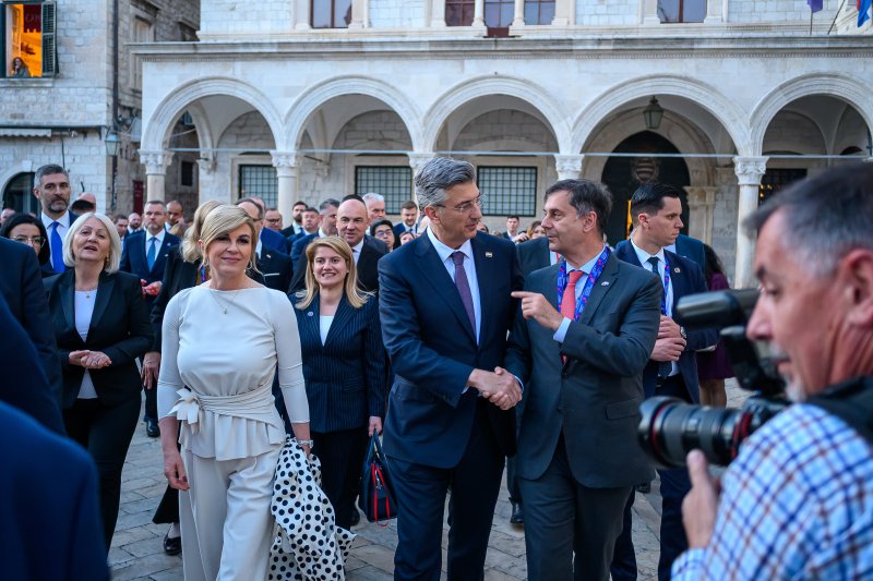 Uzvanici samita 'Inicijativa triju mora' prošetali Stradunom