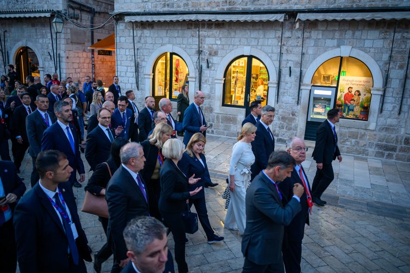 Uzvanici samita 'Inicijativa triju mora' prošetali Stradunom