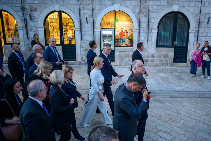 Uzvanici samita 'Inicijativa triju mora' prošetali Stradunom