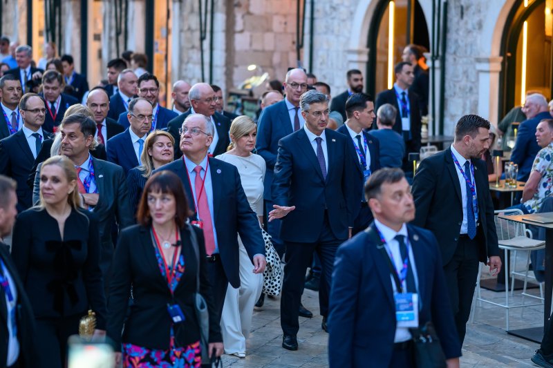 Uzvanici samita 'Inicijativa triju mora' prošetali Stradunom