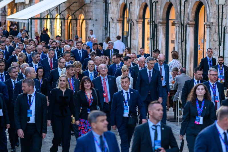 Uzvanici samita 'Inicijativa triju mora' prošetali Stradunom