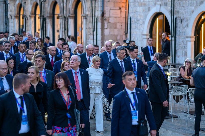 Uzvanici samita 'Inicijativa triju mora' prošetali Stradunom