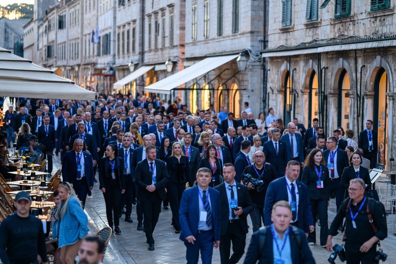Uzvanici samita 'Inicijativa triju mora' prošetali Stradunom