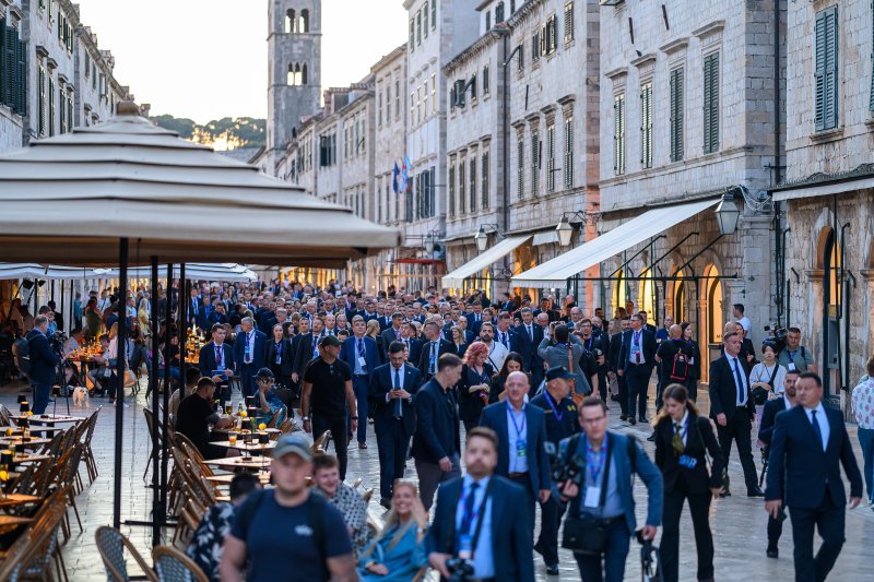 Uzvanici samita 'Inicijativa triju mora' prošetali Stradunom