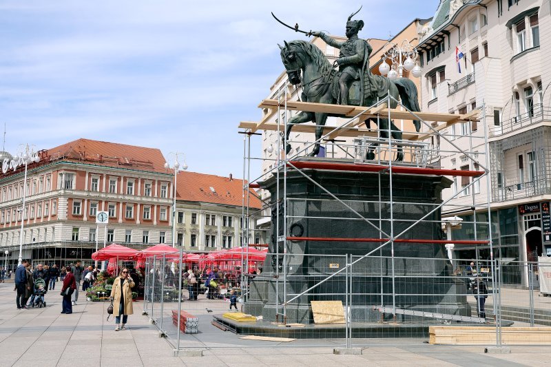 Zagreb: Ban Jelačić u skelama