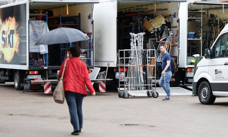 Zagreb: Slaganje opreme za filmski set na Trgu bana Josipa Jelačića