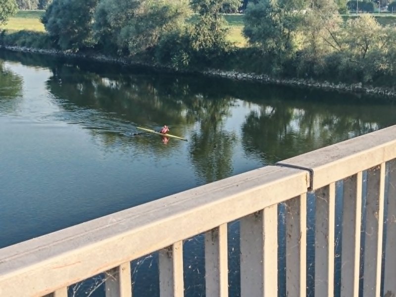 Zagreb: Muškarac veslao po rijeci Savi kod Mosta mladosti