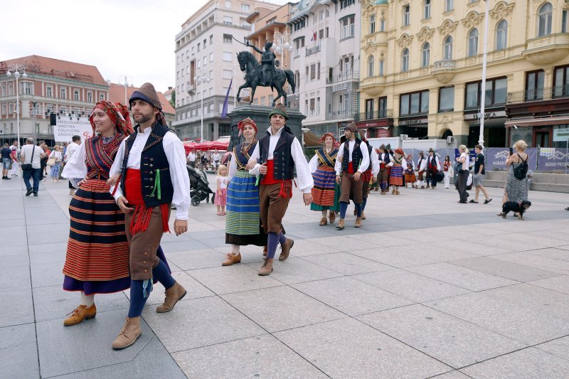 Zagreb: Folklorna šetnica oduševila prolaznike