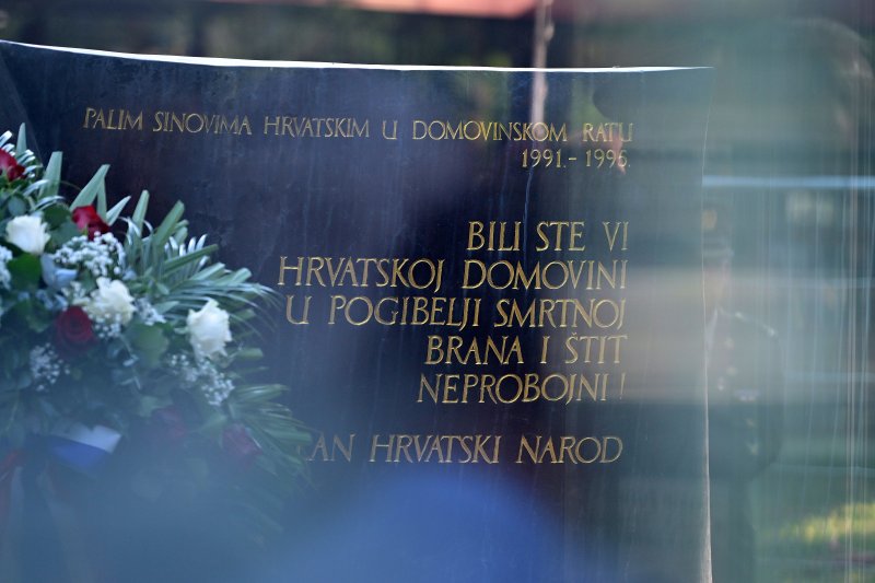 Diljem Hrvatske položeni vijenci i zapaljene svijeće povodom obljetnice Oluje