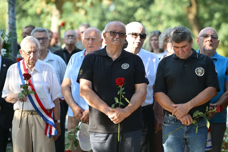 Diljem Hrvatske položeni vijenci i zapaljene svijeće povodom obljetnice Oluje