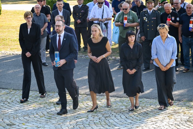 Diljem Hrvatske položeni vijenci i zapaljene svijeće povodom obljetnice Oluje
