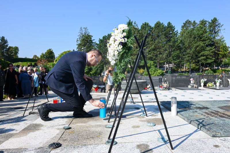 Diljem Hrvatske položeni vijenci i zapaljene svijeće povodom obljetnice Oluje
