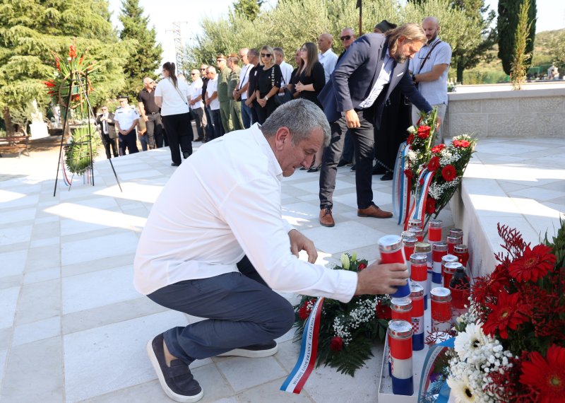 Diljem Hrvatske položeni vijenci i zapaljene svijeće povodom obljetnice Oluje