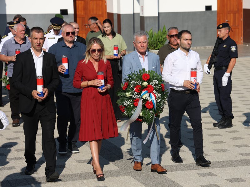 Diljem Hrvatske položeni vijenci i zapaljene svijeće povodom obljetnice Oluje